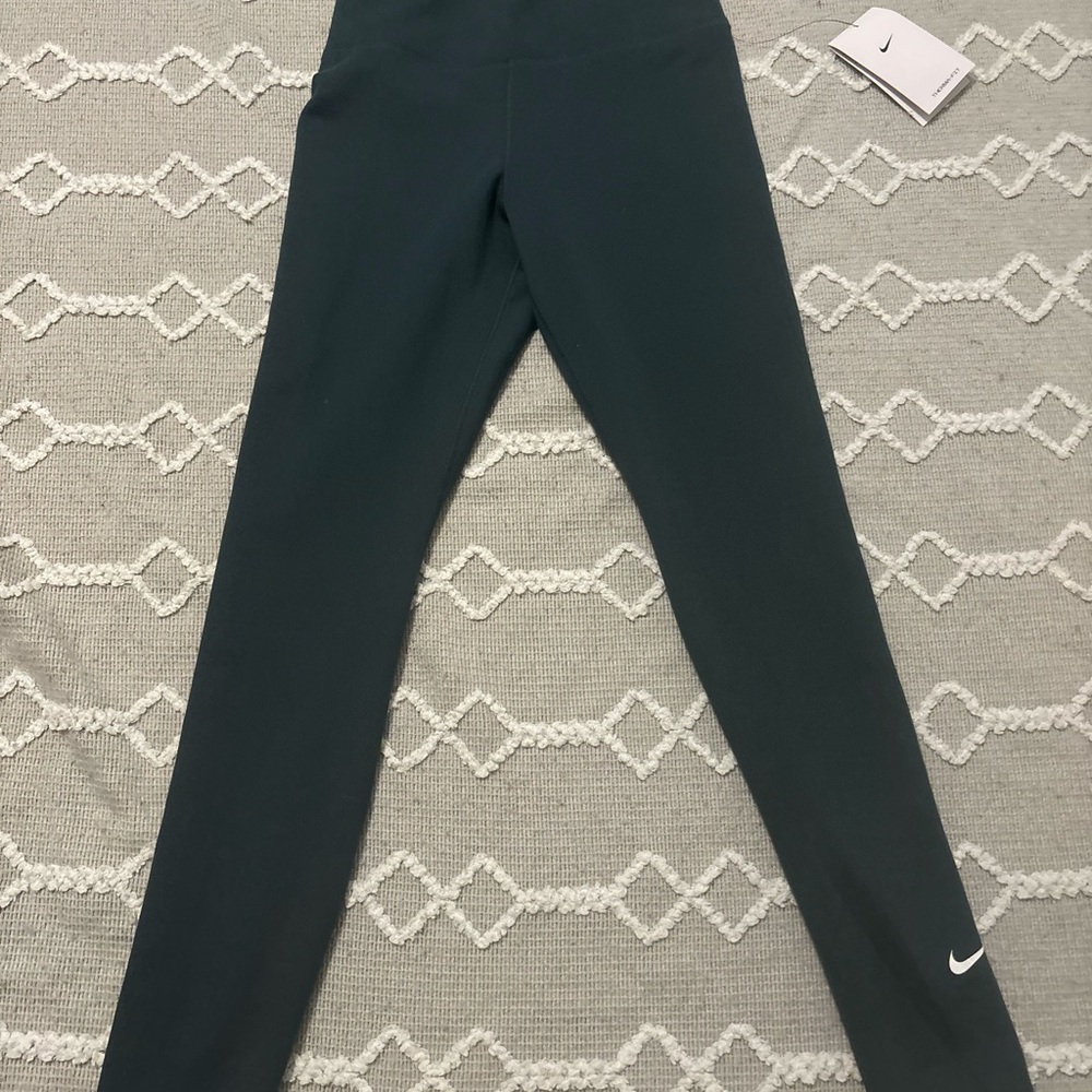 NWT Nike Women's X Small Therma fit leggings